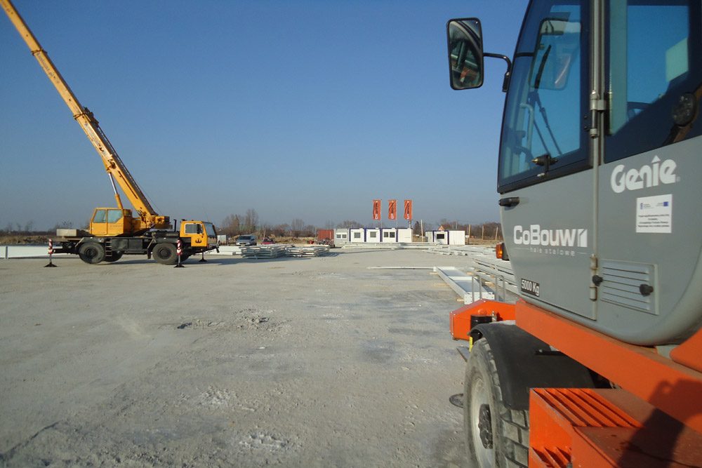 maszyny na placu budowy - hala produkcyjna z budynkiem biurowym, dla Uniservice, Skarbimierz