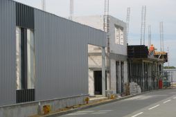 elewacja w trakcie budowy - hala produkcyjna z budynkiem biurowym, dla Eurocolor, Pyskowice, woj. śląskie