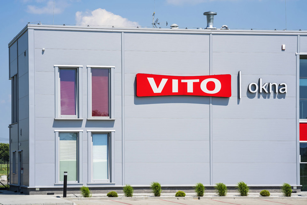 otyp firmy Vito na elewacji hali - zakład produkcyjny, Vito Polska, branża okienna, woj. lubelskie