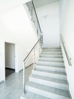 schody w części biurowej - hala produkcyjno-magazynowa z budynkiem socjalno-biurowym, dla producenta okien, firma Vito Polska, woj. lubelskie