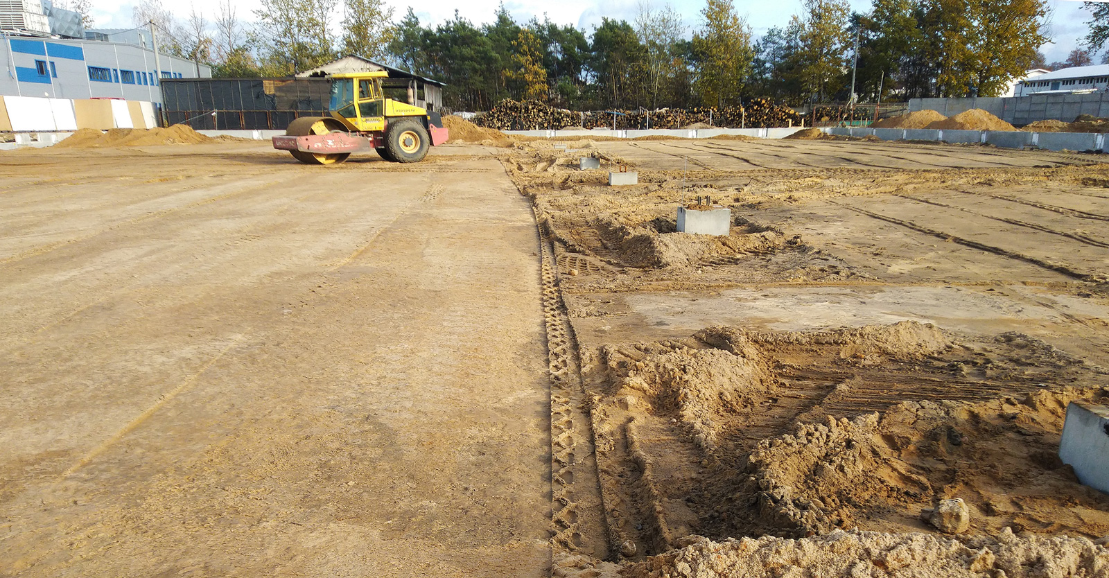 zagęszczanie podsypki piaskowej - rozbudowa kompleksu hal, dla firmy Meblomaster, w Węgrowie, w woj. mazowiecki, projekt i budowa CoBouw Polska